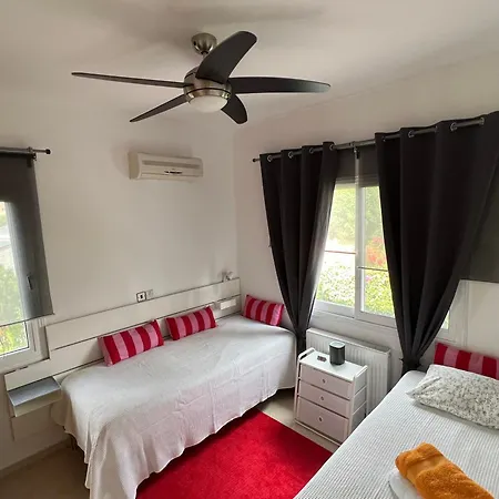 Tatil Evi Gemuetlich-modernes Ferienhaus-2 Schlafz-privater Pool-garten-5min Bis Coral Bay Peyia