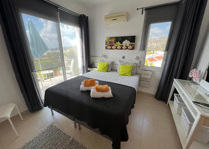 Gemuetlich-modernes Ferienhaus-2 Schlafz-privater Pool-garten-5min Bis Coral Bay Peyia