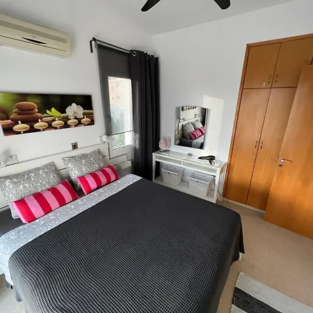 Gemuetlich-modernes Ferienhaus-2 Schlafz-privater Pool-garten-5min Bis Coral Bay 別荘